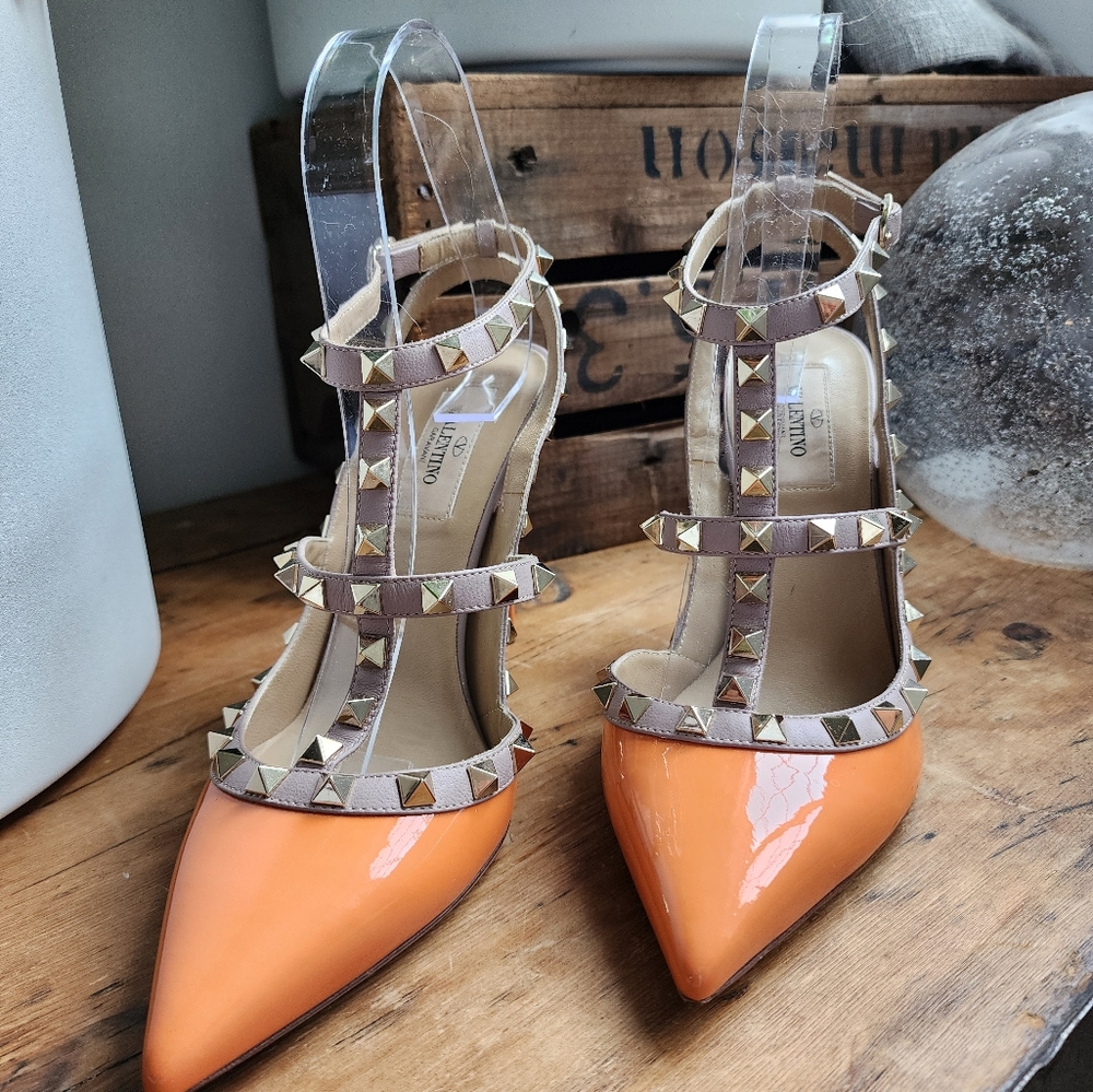 Valentino Garavani Rockstud Studded orange Leather Pumps Heels Size: 38.5